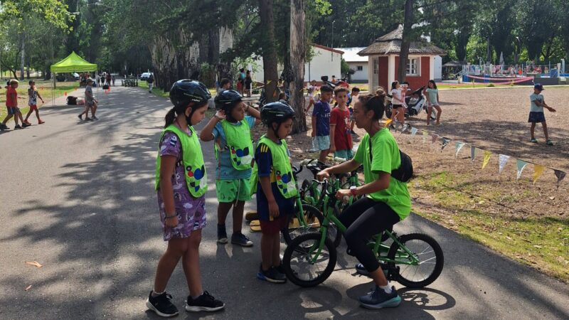 Los chicos de las colonias, aprenden y disfrutan en las «Bici Escuelas»