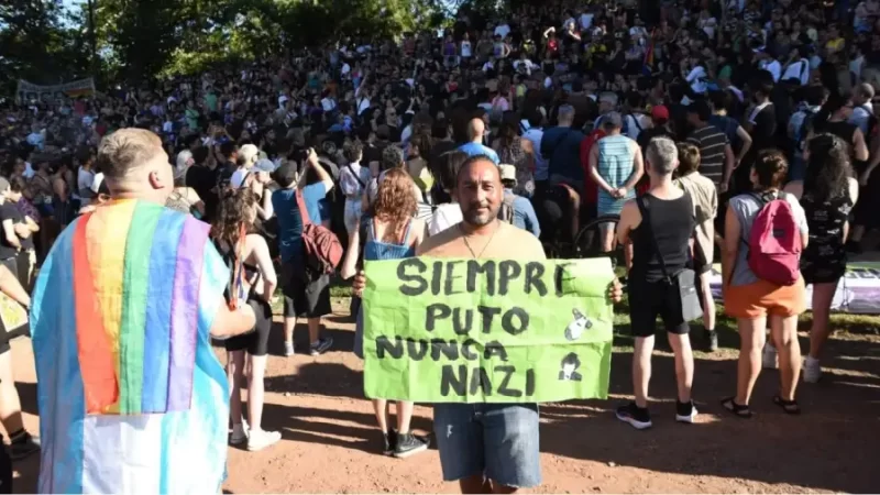 Masiva «Asamblea Antifascista LGBTQ+» repudió a Javier Milei en Parque Lezama: “Nunca más al closet”