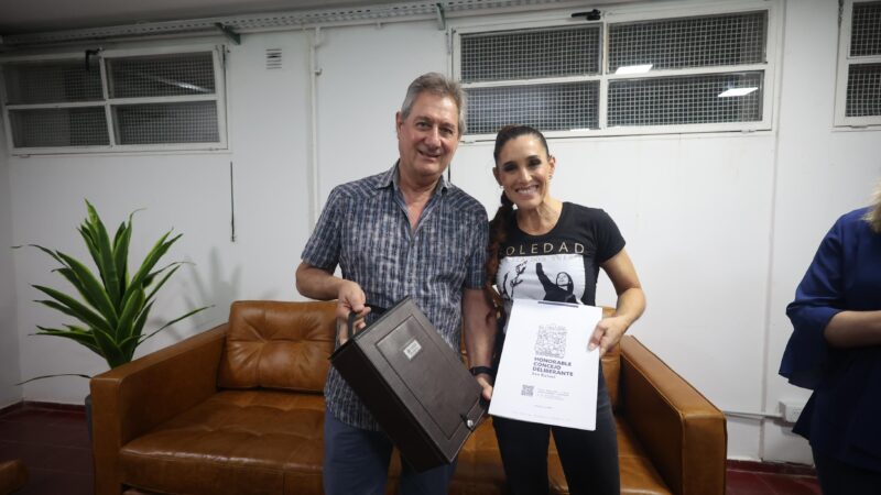 Reconocimiento del municipio a la Sole que la rompió en un anfiteatro colmado