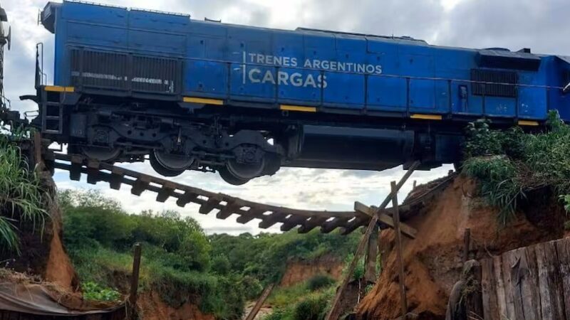 Salta: se rompió un puente y un tren quedó colgado en un precipicio
