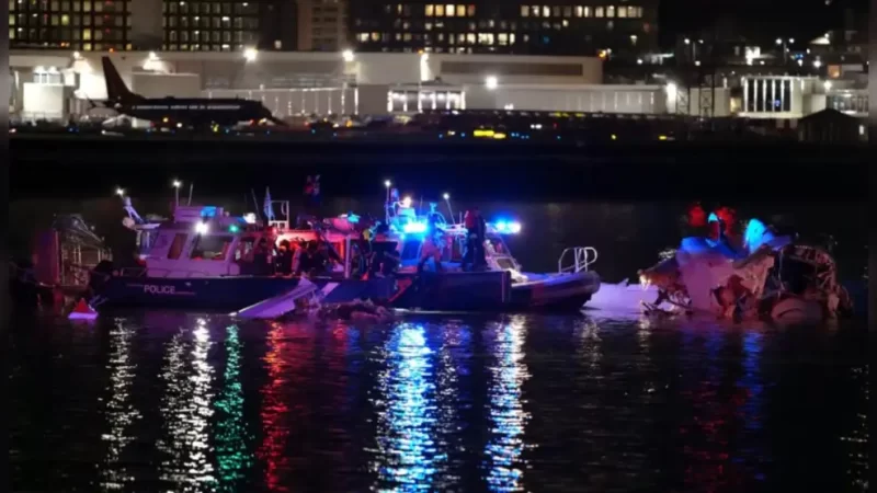 Un avión con 64 pasajeros chocó contra un helicóptero y cayó al río cerca de Washington: buscan sobrevivientes en el agua helada