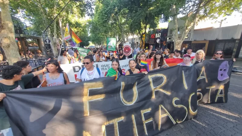 Mendoza también se sumó a la marcha LGTBIQ+ del Orgullo Antifascista y Antirracista