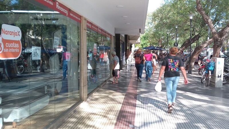 Cómo atenderá el comercio los fines de semana largos de marzo y abril