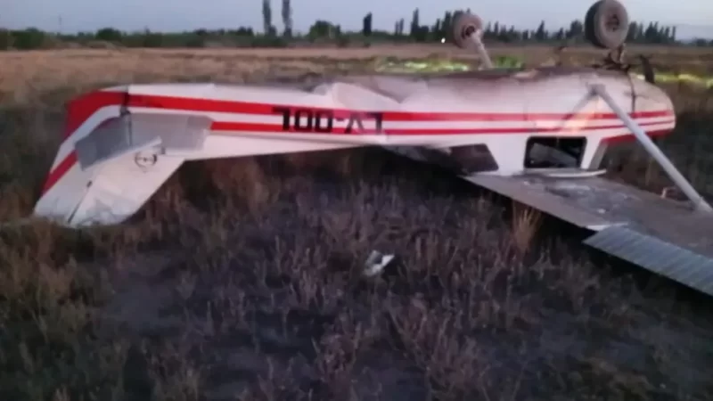 Una avioneta cayó en un barrio privado y terminó volcada