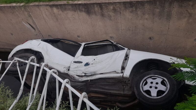 Uno pasó en rojo chocó a otro que estaba alcoholizado y cayó al canal