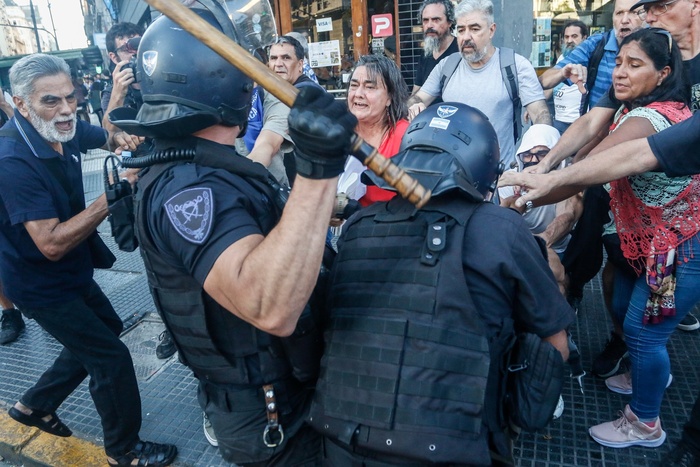 Tensión frente al Congreso en la protesta de los jubilados: manifestantes se enfrentaron con la policía