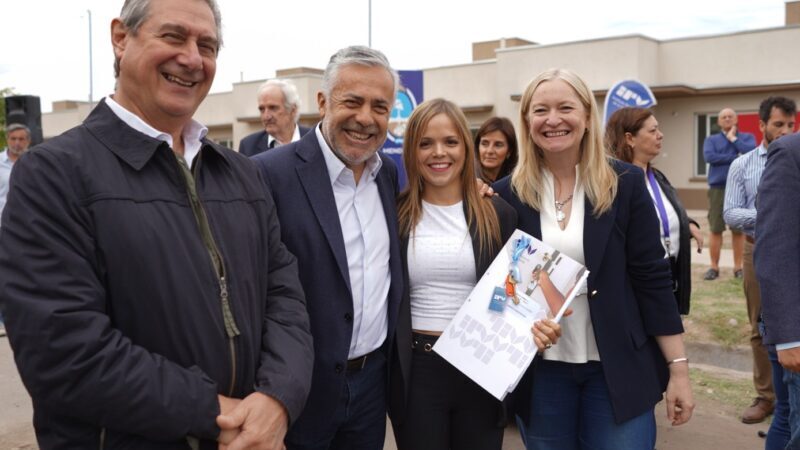 Cornejo entregó 62 viviendas en y firmó un convenio con el intendente para obras cloacales