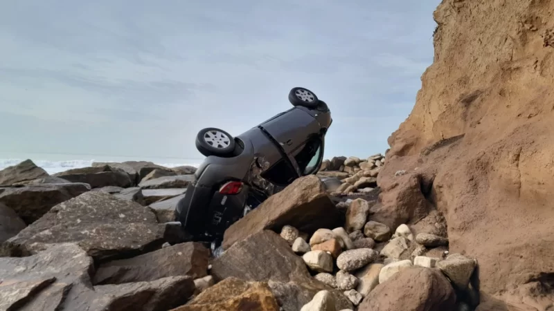 Mar del Plata: una mujer cayó con su auto por los acantilados y sufrió graves heridas
