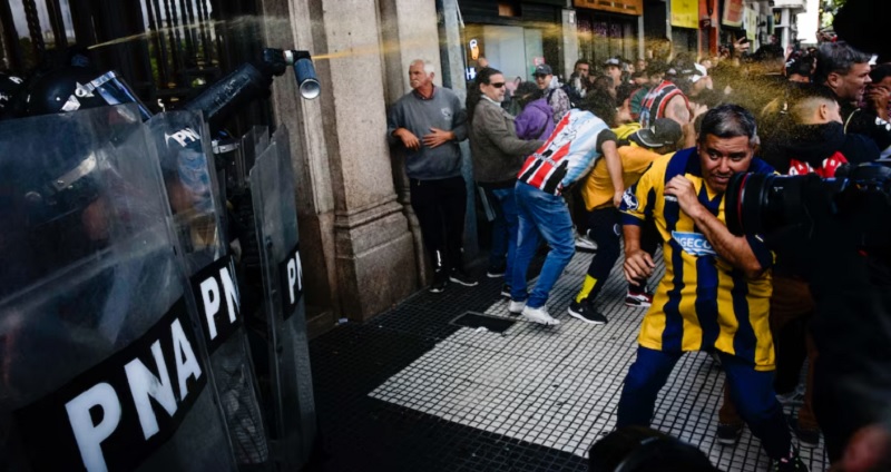 Hidrantes, gases y balas de goma: graves incidentes en la marcha de jubilados con hinchas y militantes