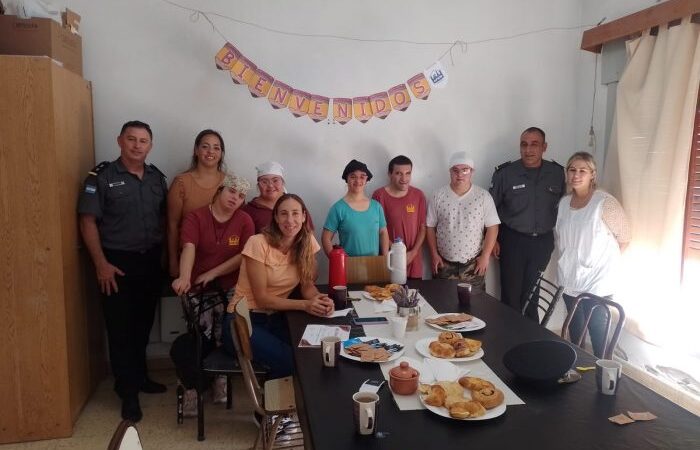 Internos de San Rafael fabricaron muebles para una institución educativa