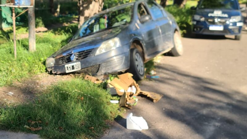 Alcoholizado chocó solo y terminó dentro de una acequia