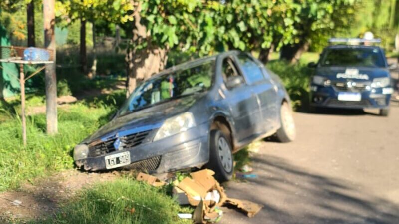 Alcoholizado chocó solo y terminó dentro de una acequia