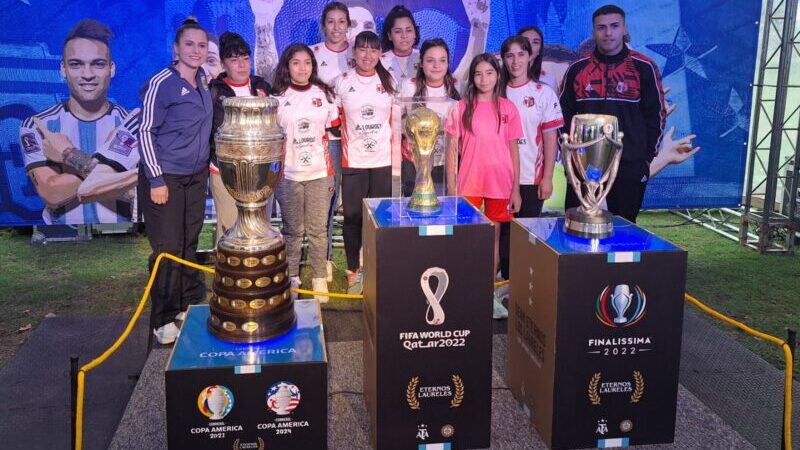 Miles de personas disfrutan de la visita de la Copa del Mundo