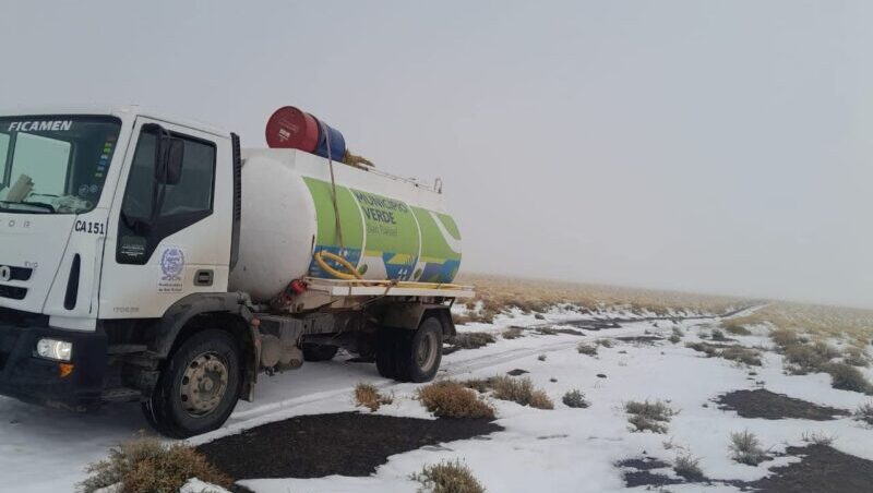 El municipio asistió a puesteros de El Nihuil en medio de un temporal de nieve