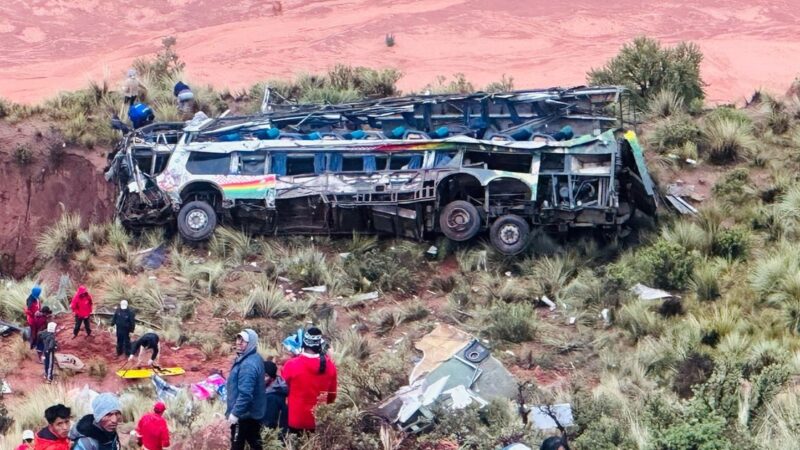 Al menos 25 muertos en nuevo accidente de carretera en Bolivia