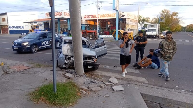 Violento choque contra un poste