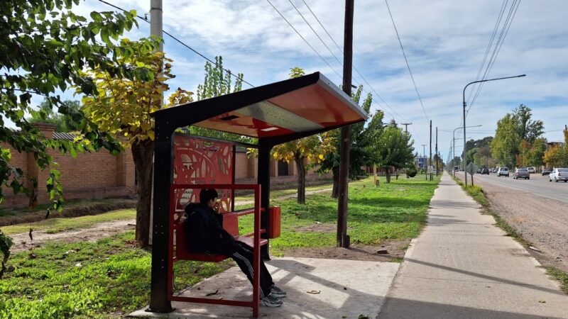 Más refugios en paradas de colectivos en distritos