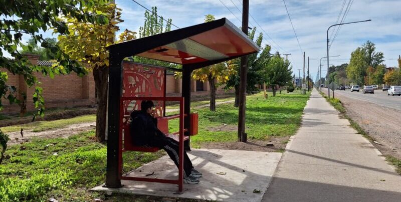 Más refugios en paradas de colectivos en distritos
