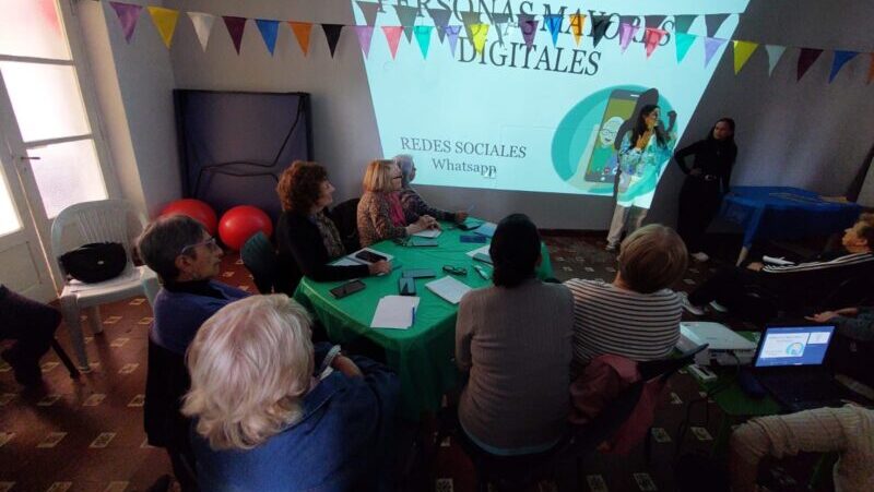 “Personas Mayores Digitales”: un nuevo programa que acerca la tecnología a los adultos mayores
