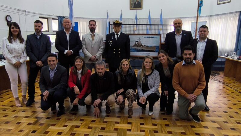 El Concejo Deliberante recibió a ex tripulantes del Crucero ARA General Belgrano, quienes donaron un cuadro en homenaje
