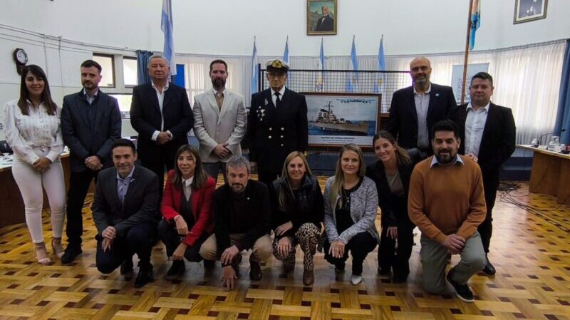 El Concejo Deliberante recibió a ex tripulantes del Crucero ARA General Belgrano, quienes donaron un cuadro en homenaje