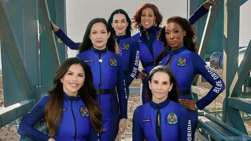La cantante Katy Perry y cinco tripulantes más regresan con éxito a la Tierra en el primer vuelo espacial tripulado solo por mujeres desde 1963