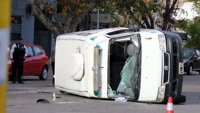 Triple choque y vuelco de una ambulancia