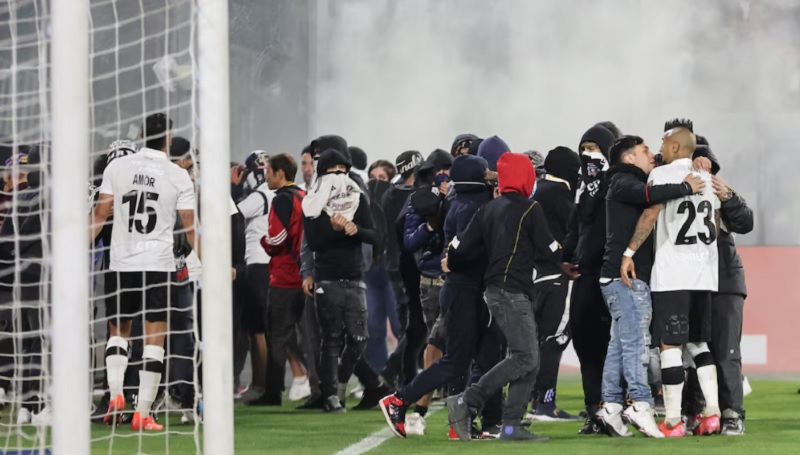 Dos hinchas de 13 y 18 años murieron en una avalancha previo al partido Colo Colo vs. Fortaleza