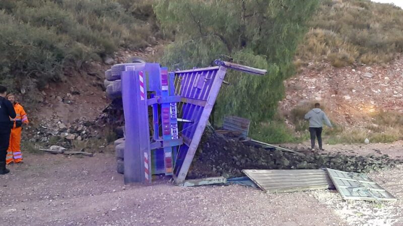 Volcó un camión en la Cuesta de los Terneros