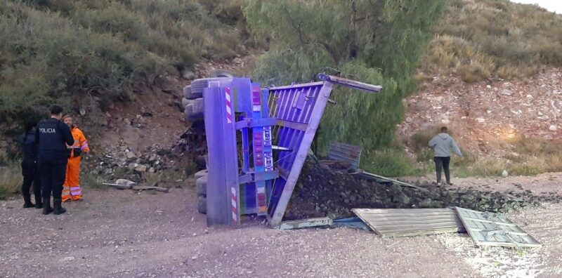 Volcó un camión en la Cuesta de los Terneros