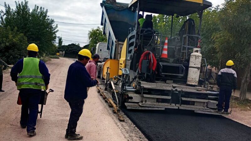 Ya se asfaltan las calles de Salto de las Rosas