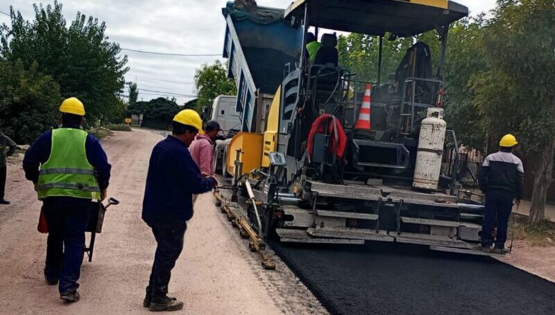 Ya se asfaltan las calles de Salto de las Rosas