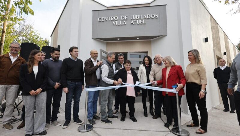 Omar Félix inauguró un nuevo espacio social y recreativo para jubilados de Villa Atuel