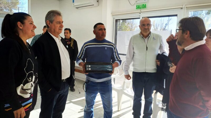 El Intendente Omar Félix entregó reflectores al Club Villa 25 de Mayo