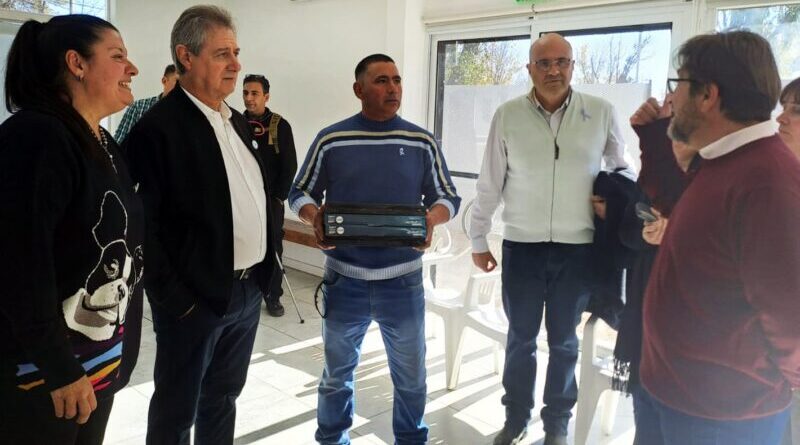 El Intendente Omar Félix entregó reflectores al Club Villa 25 de Mayo