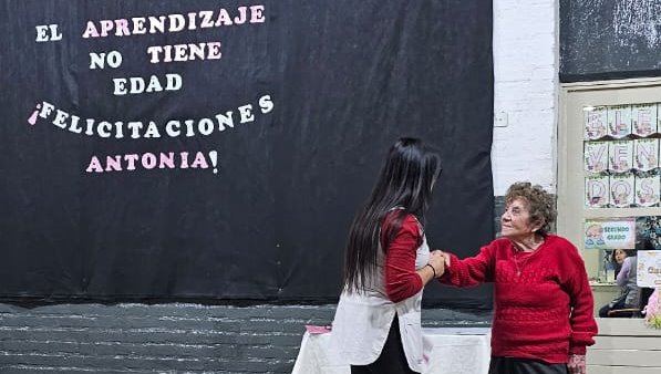 A sus 82 años, Antonia cursa la primaria, fue elegida abanderada y el HCD la distinguió