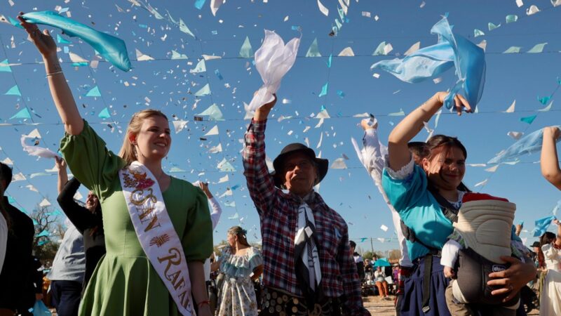 Más de 700 parejas escribieron una nueva página en la historia del Pericón de San Rafael