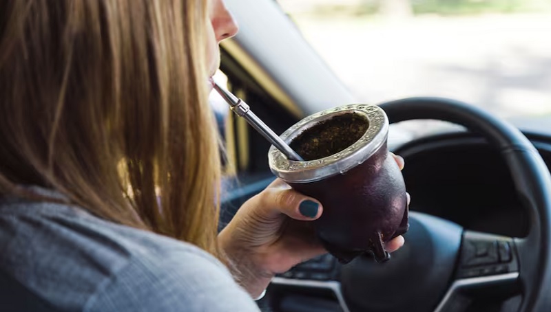 Multas por tomar mate y fumar al volante en Mendoza