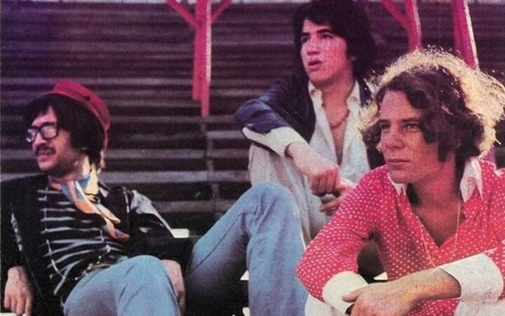 La música en El Eternauta: rock argentino de los 70, la voz eterna de Mercedes Sosa y la poesía como bandera