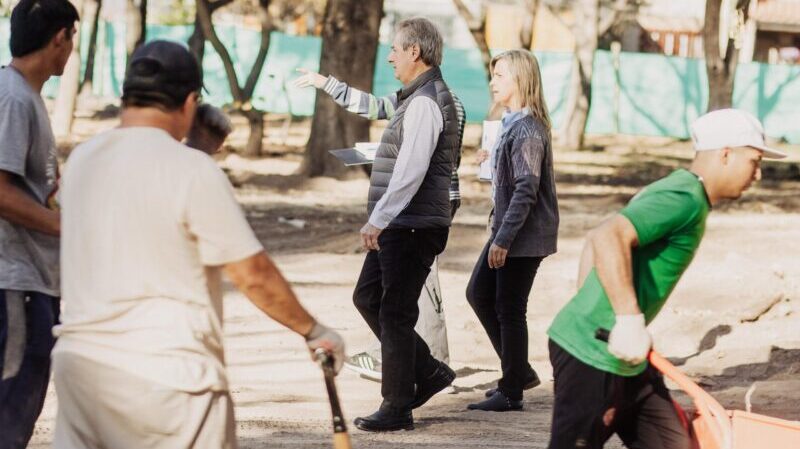 Omar Félix visitó la plaza Schestakow y ratificó el final del gasoducto con fondos propios