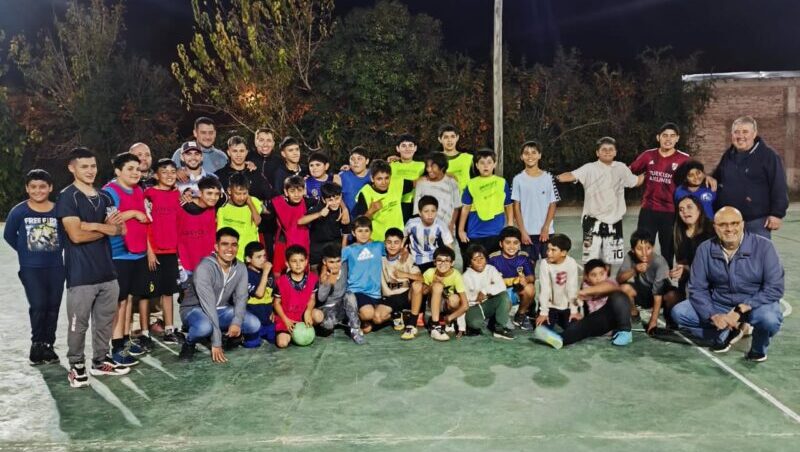 Impulso al deporte barrial: El HCD equipa al futsal de El Sosneado