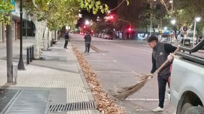 Luego del zonda, se trabajó para dejar limpia la ciudad