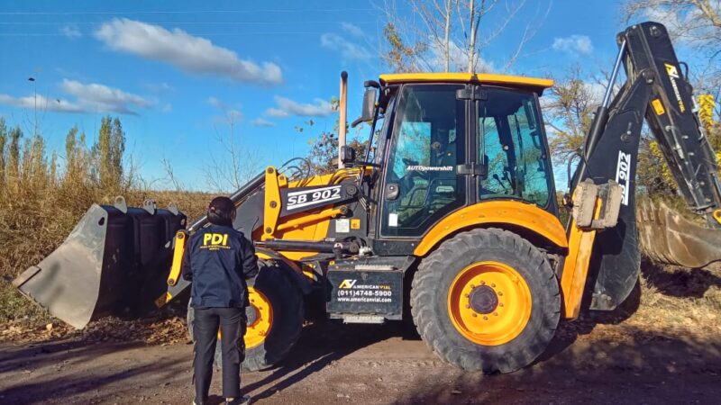 La Policía de Mendoza recuperó una retroexcavadora robada en Buenos Aires