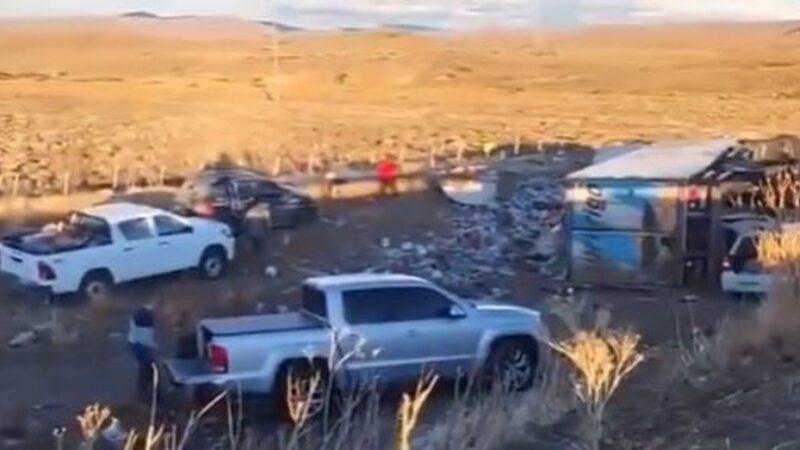 Volcó un camión en Chubut, murió el conductor y vecinos saquearon la mercadería