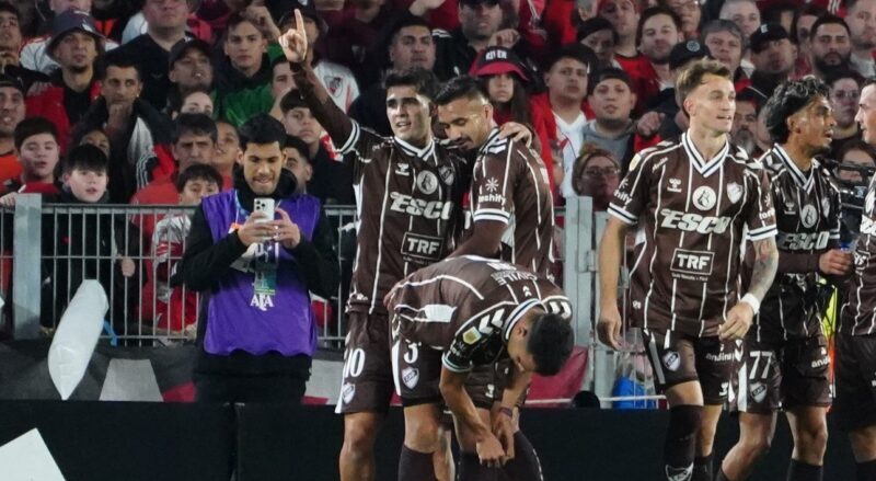 Platense dio el golpe en el Monumental y es semifinalista