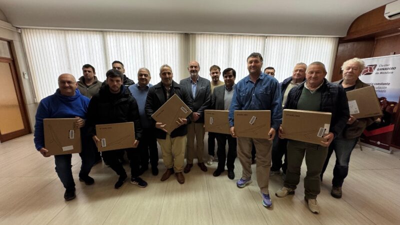 Fundación COPROSAMEN entregó antenas satelitales a productores ganaderos de San Rafael
