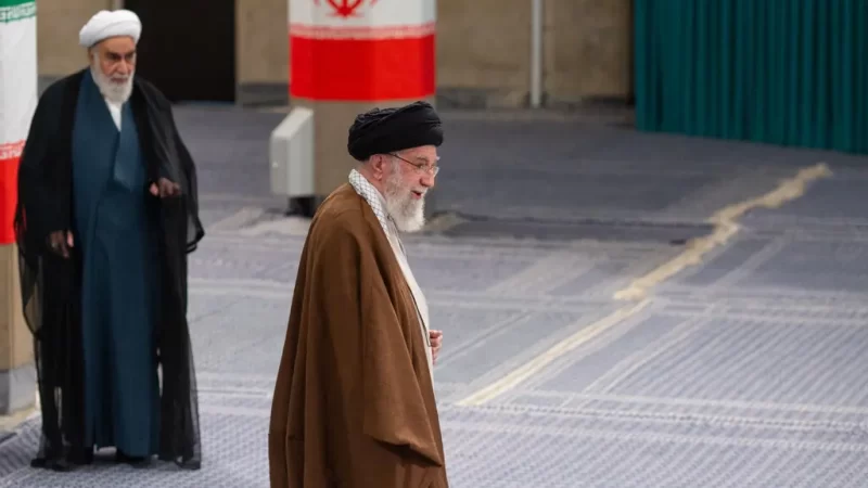 El líder supremo de Irán amenaza con ‘daños irreparables’ si EE. UU. se une a la guerra