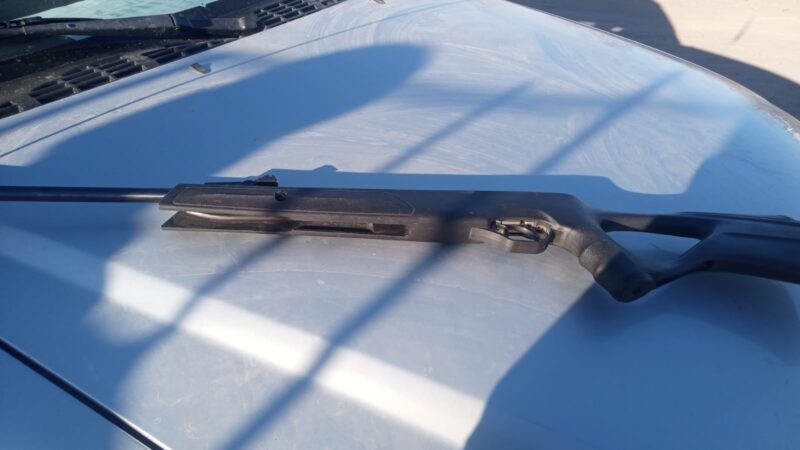 Secuestran un rifle y roban en una casa