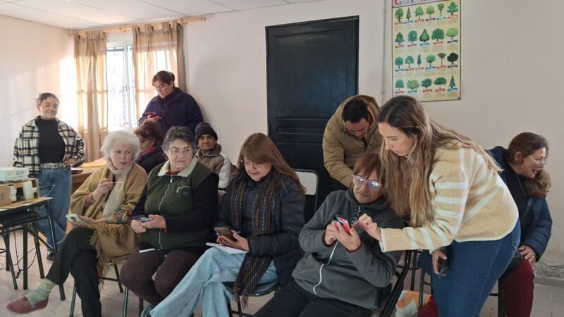Recorren San Rafael capacitando personas mayores sobre el uso seguro de celular y la tecnología