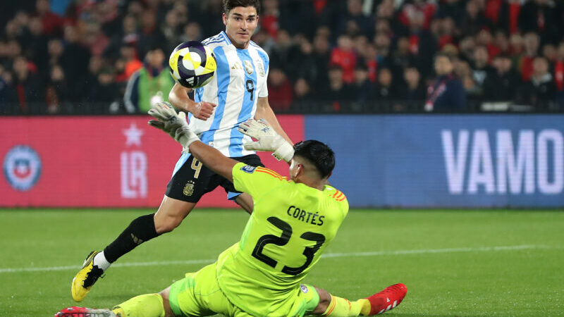 Argentina venció 1-0 a Chile, ganó las Eliminatorias y dejó a su rival al borde de su 3° fracaso mundialista